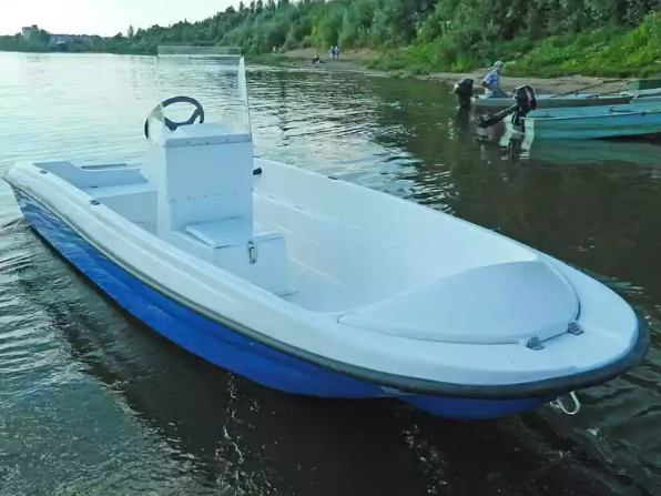 Стеклопластиковая лодка Пингвин с консолью (тримаран) в Вологде