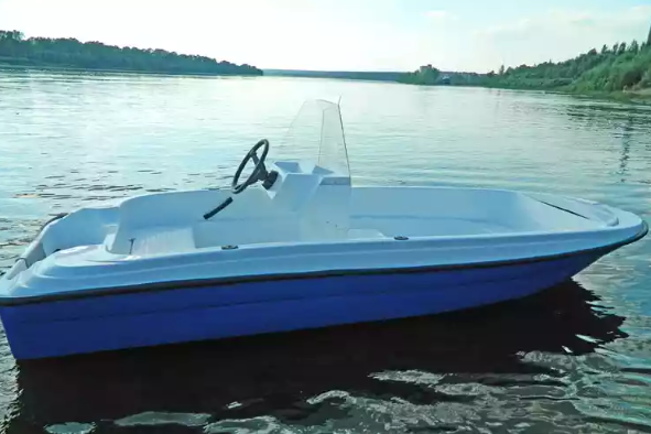 Стеклопластиковая лодка Пингвин с консолью (тримаран) в Вологде