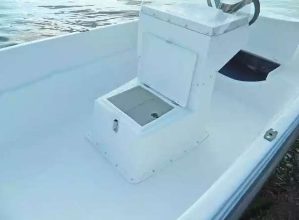 Стеклопластиковая лодка Пингвин с консолью (тримаран) в Вологде
