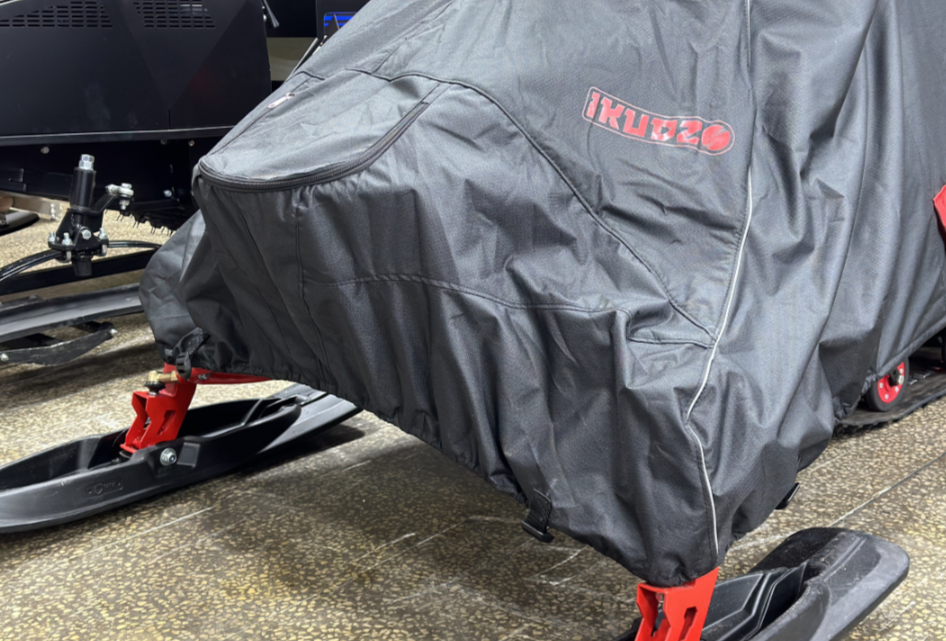 Чехол транспорт. снегохода IKUDZO HUNTER черно-красный Оксфорд ПРЕМИУМ качества с лого IKUDZO в Вологде