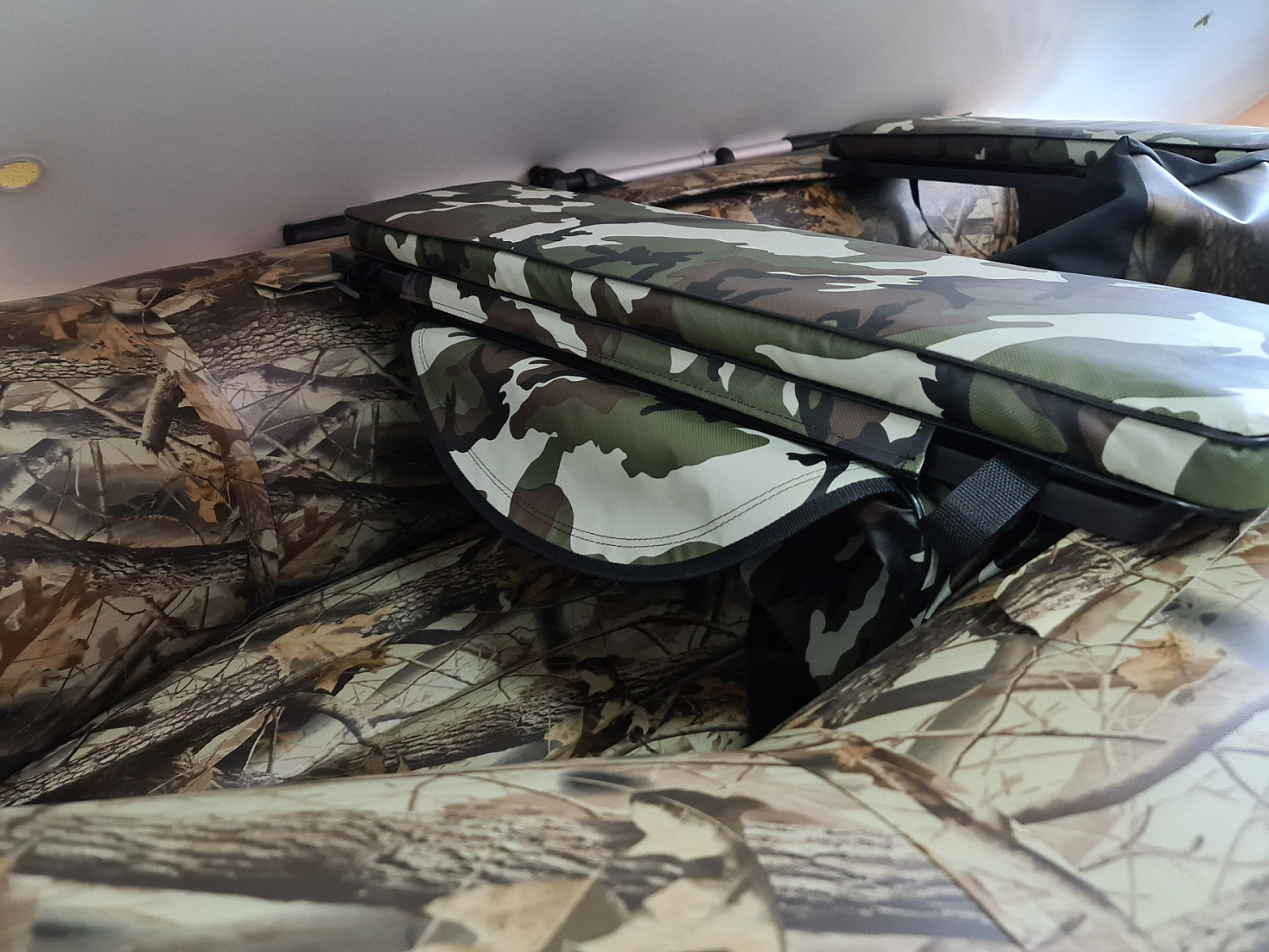 КОМПЛЕКТ МЯГКИХ НАКЛАДОК С СУМКОЙ ДЛЯ ЛОДОК 105Х20 КАМУФЛЯЖ в Вологде